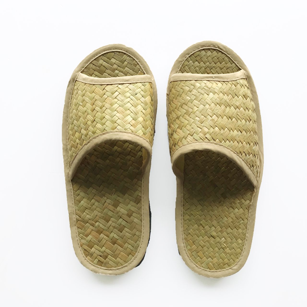 Dép cỏ bàng làm quà cho người thân, bạn bè