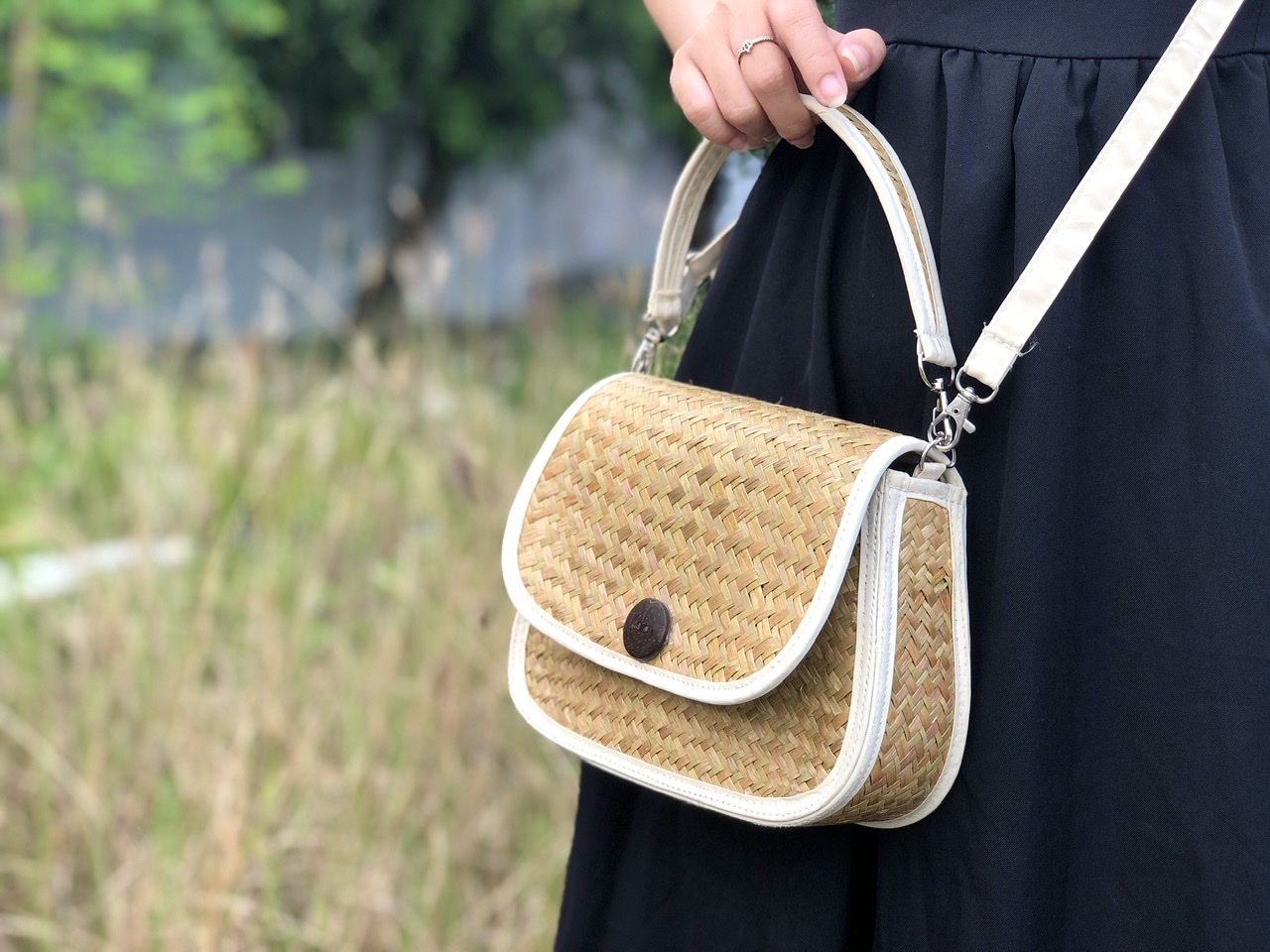 Túi đeo hình bầu nút dừa