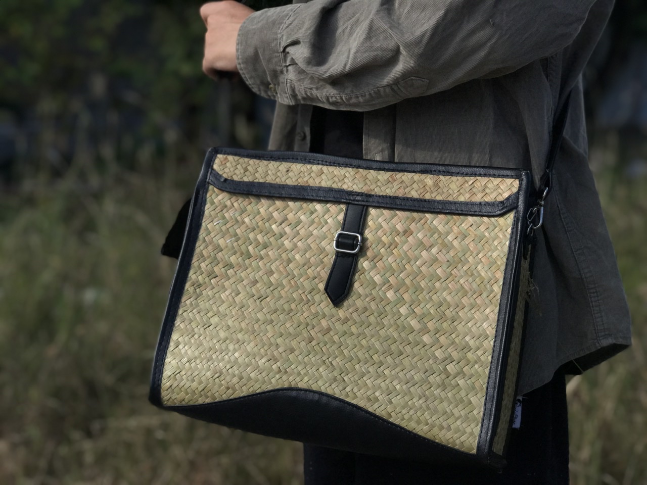 Túi xách cỏ bàng cho nam giới là gì?