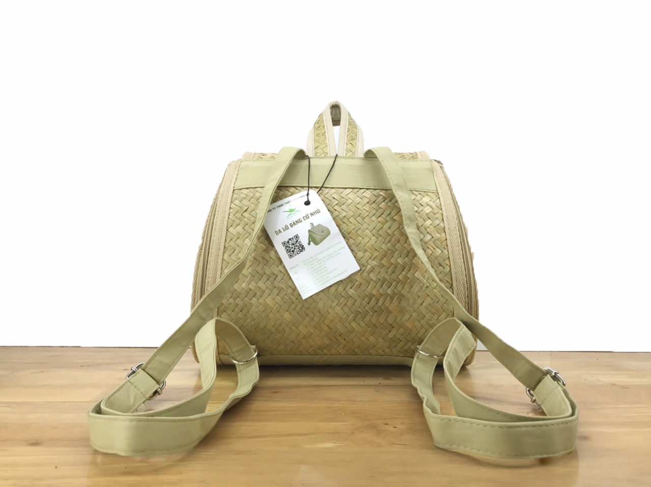 Balo cỏ bàng và váy midi