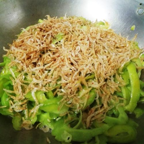 Tép biển xào mướp đắng