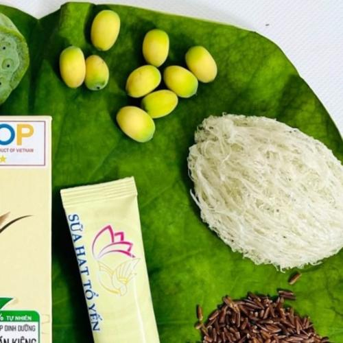 Rửa sạch lá sen