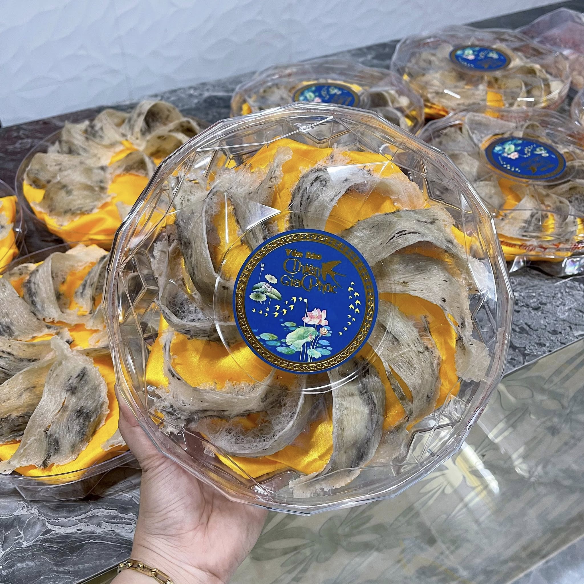 Chuyển yến thô đến xưởng