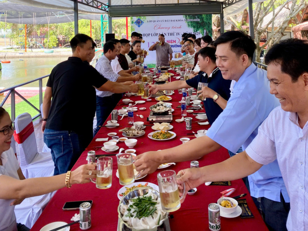 Kết hợp ăn uống và chương trình giao lưu chuyên nghiệp