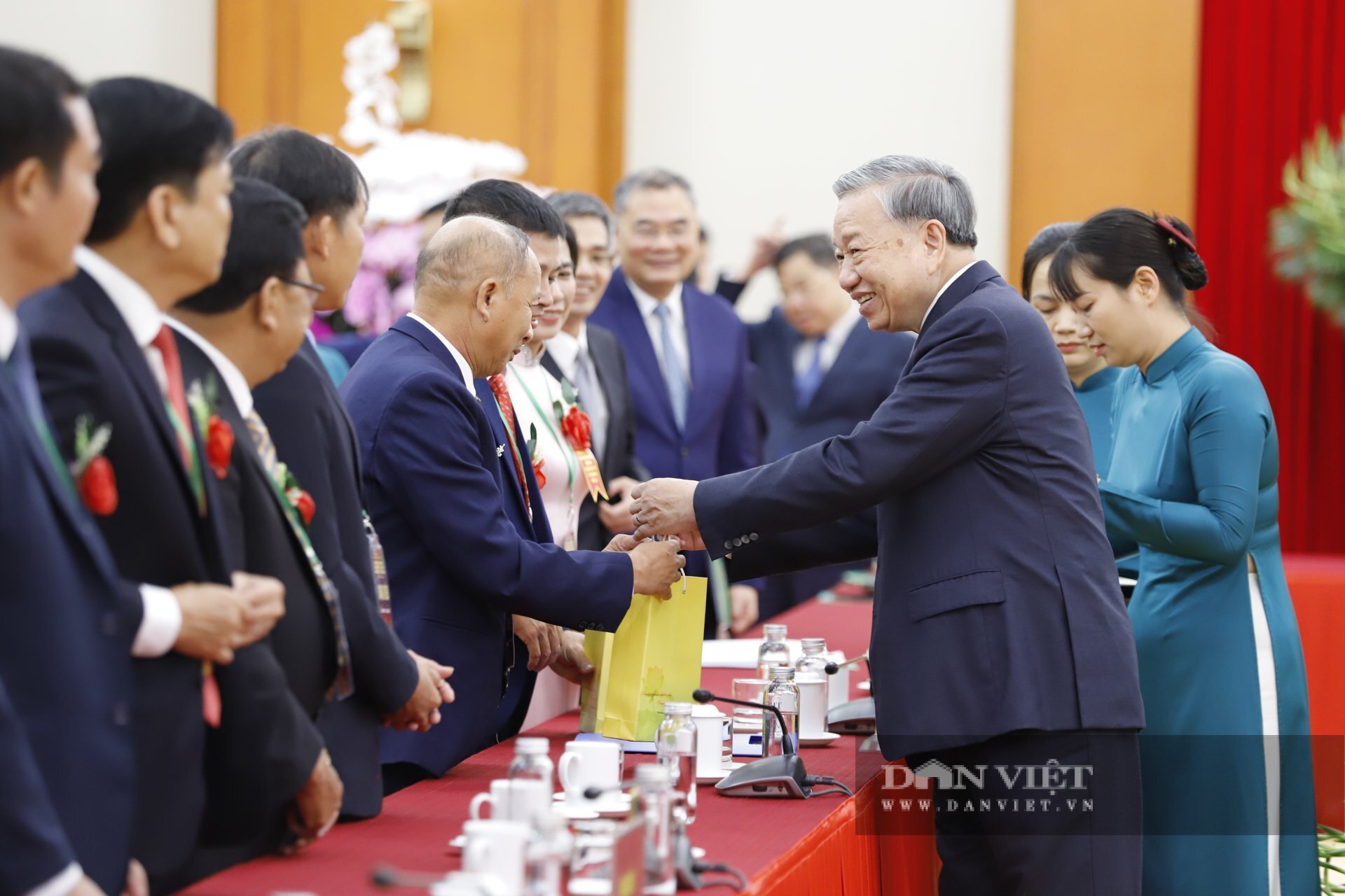Tổng Bí thư Tô Lâm cùng các đồng chí lãnh đạo Đảng, Nhà nước tặng quà lưu niệm các đại biểu nông dân và nhà khoa học của nhà nông.