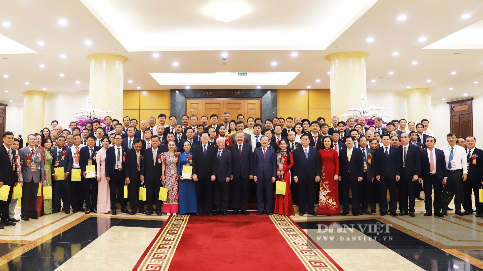 Các đại biểu nông dân và nhà khoa học của nhà nông chụp ảnh lưu niệm cùng Tổng Bí thư Tô Lâm.