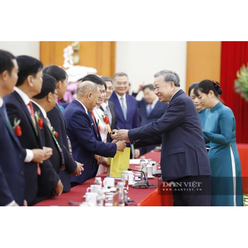 Tổng Bí thư Tô Lâm cùng các đồng chí lãnh đạo Đảng, Nhà nước tặng quà lưu niệm các đại biểu nông dân và nhà khoa học của nhà nông.