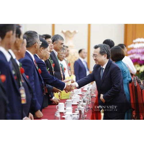 Tổng Bí thư Tô Lâm cùng các đồng chí lãnh đạo Đảng, Nhà nước tặng quà lưu niệm các đại biểu nông dân và nhà khoa học của nhà nông.