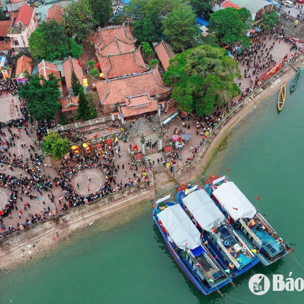 Lễ Hội Đền Cờn Năm 2025 Sôi Động Với Chạy Ói, Đua Thuyền