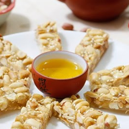 Kẹo lạc tại Làng nghề sản xuất truyền thống Vĩnh Đức Thị trấn Đô Lương