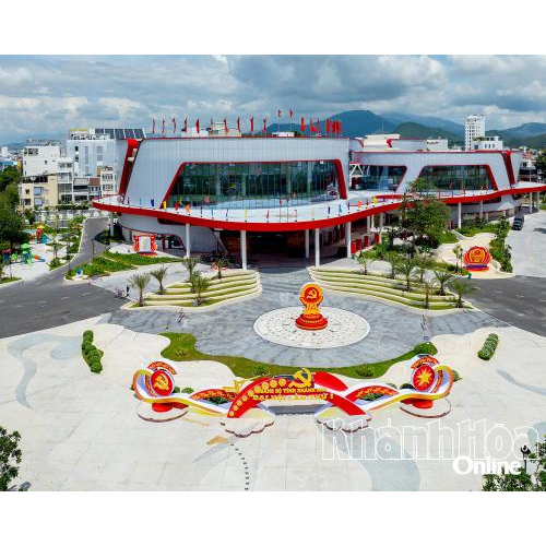 Rực rỡ cờ hoa chào mừng Đại hội Đảng bộ tỉnh Khánh Hòa lần thứ I, nhiệm kỳ 2025 - 2030