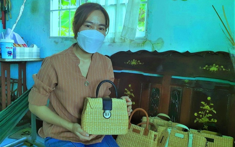 Khởi nghiệp xanh từ lá bồn bồn hành trình túi xách thủ công của chị Hồng Nguyên