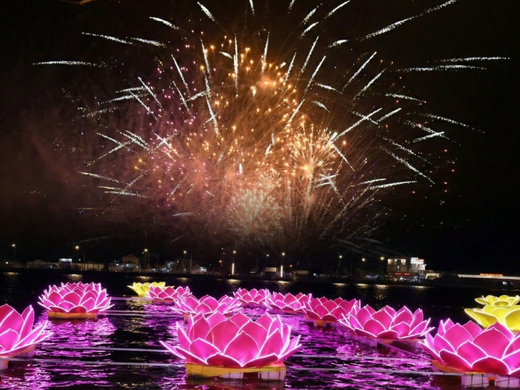 Mãn nhãn màn pháo hoa nghệ thuật và nghi thức thả hoa đăng