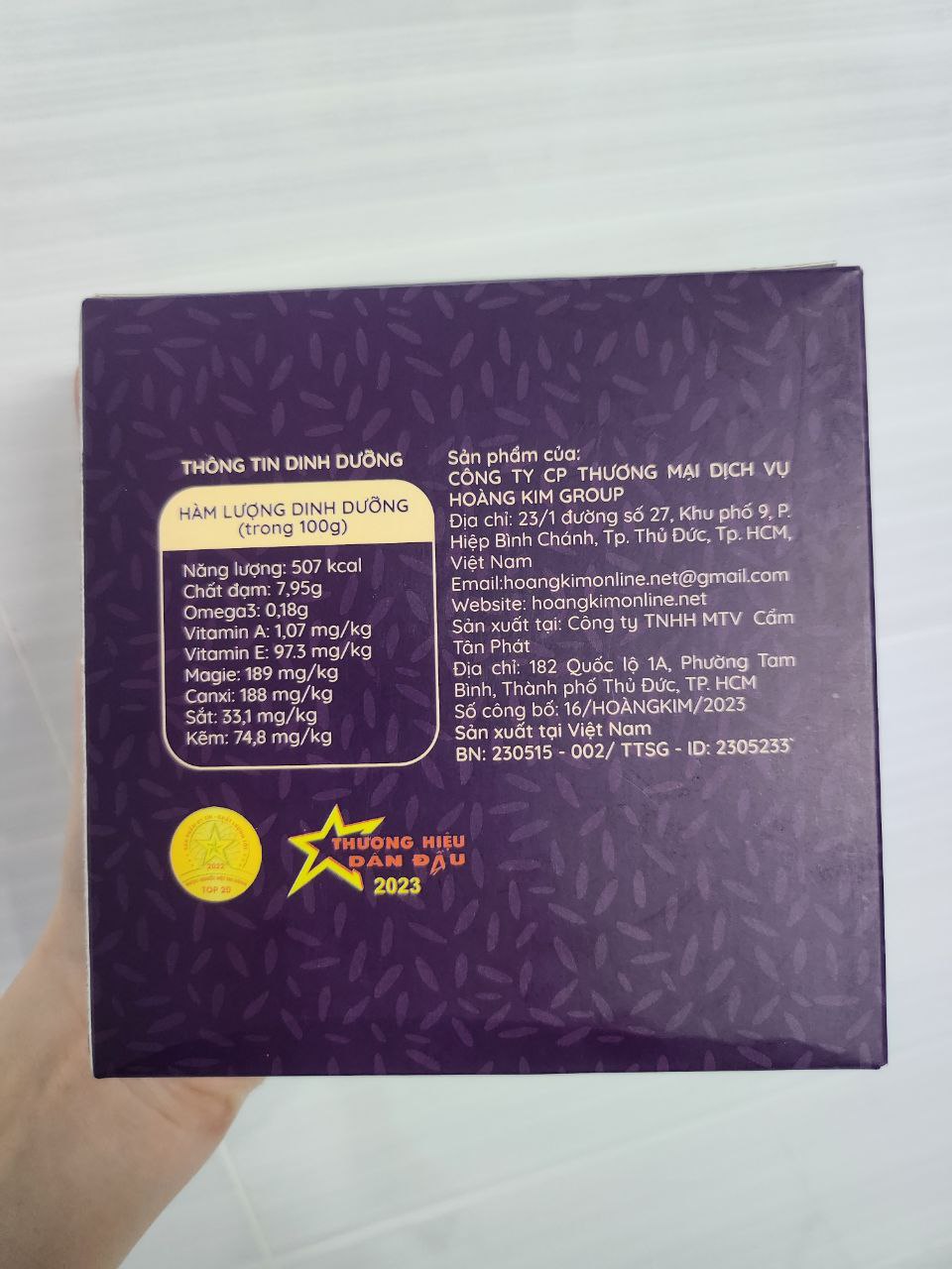 Bánh gạo lứt và salad tôm