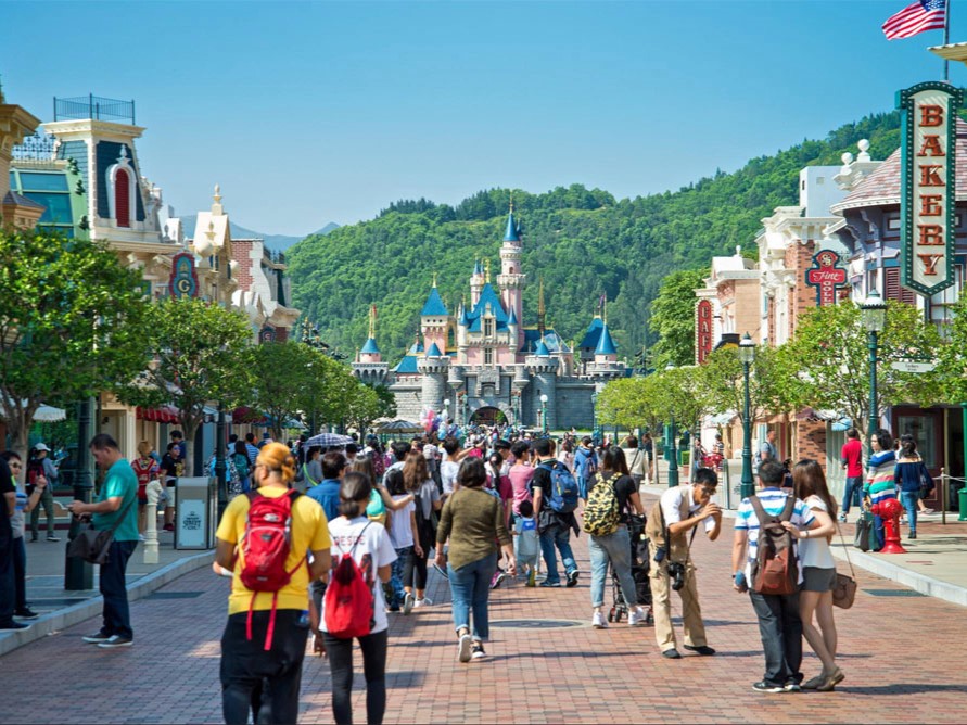 Đến công viên disneyland bằng cách nào ?