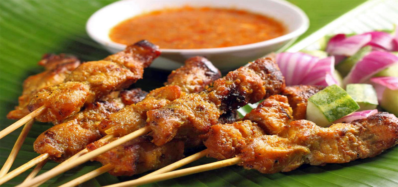 Món Satay cùng nước sốt
