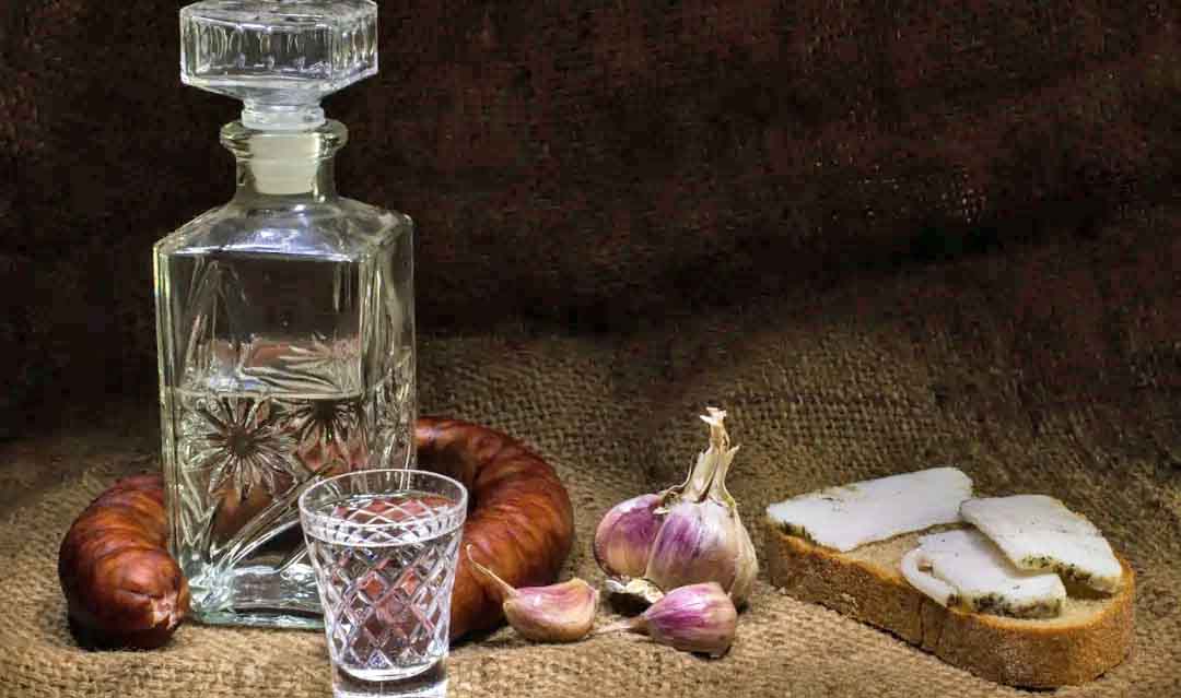 Người dân thích uống rượu và đồ ăn nhanh