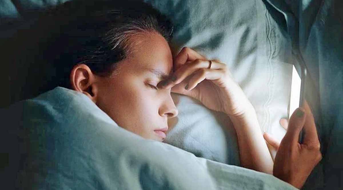 02. Dùng điện thoại di động trước khi đi ngủ