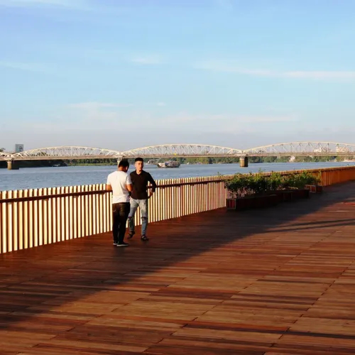 Đường Đi Bộ Lót Sàn Gỗ Lim 64 Tỷ Trên Sông Hương