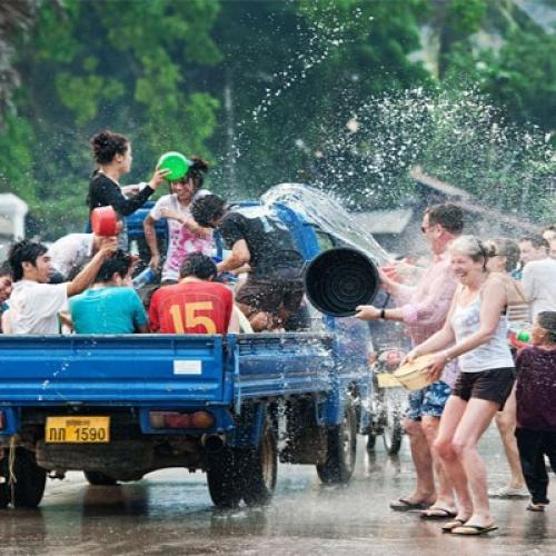 Tết Té Nước Với Người Lào