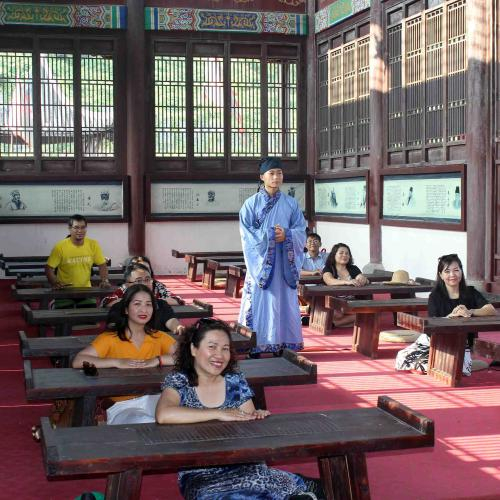 Đoàn Thăm Quan Phượng Hoàng Cổ Trấn