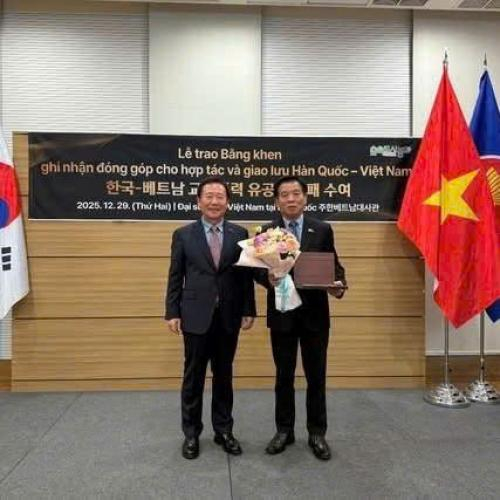 Huyện Bonghwa Trao Kỷ Niệm Chương Cho Đại Sứ Việt Nam Tại Hàn Quốc