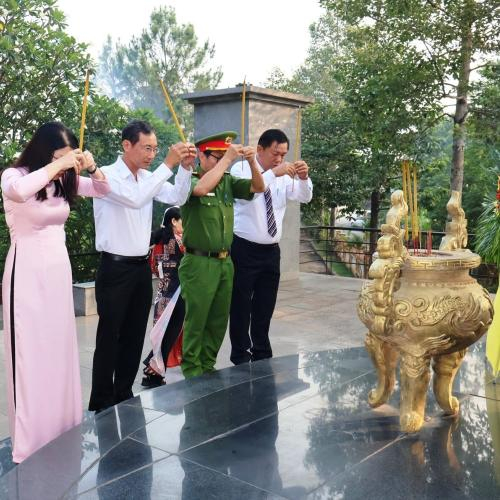 Lãnh Đạo Xã Phước Hòa Dâng Hương Tại Bia Tưởng Niệm Cầu Sông Bé Nhân Kỷ Niệm 30/4