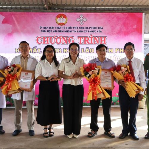 Xã Phước Hòa: Tổ Chức Chương Trình Khám Mắt Và Tặng Kính Lão Miễn Phí Cho Người Dân