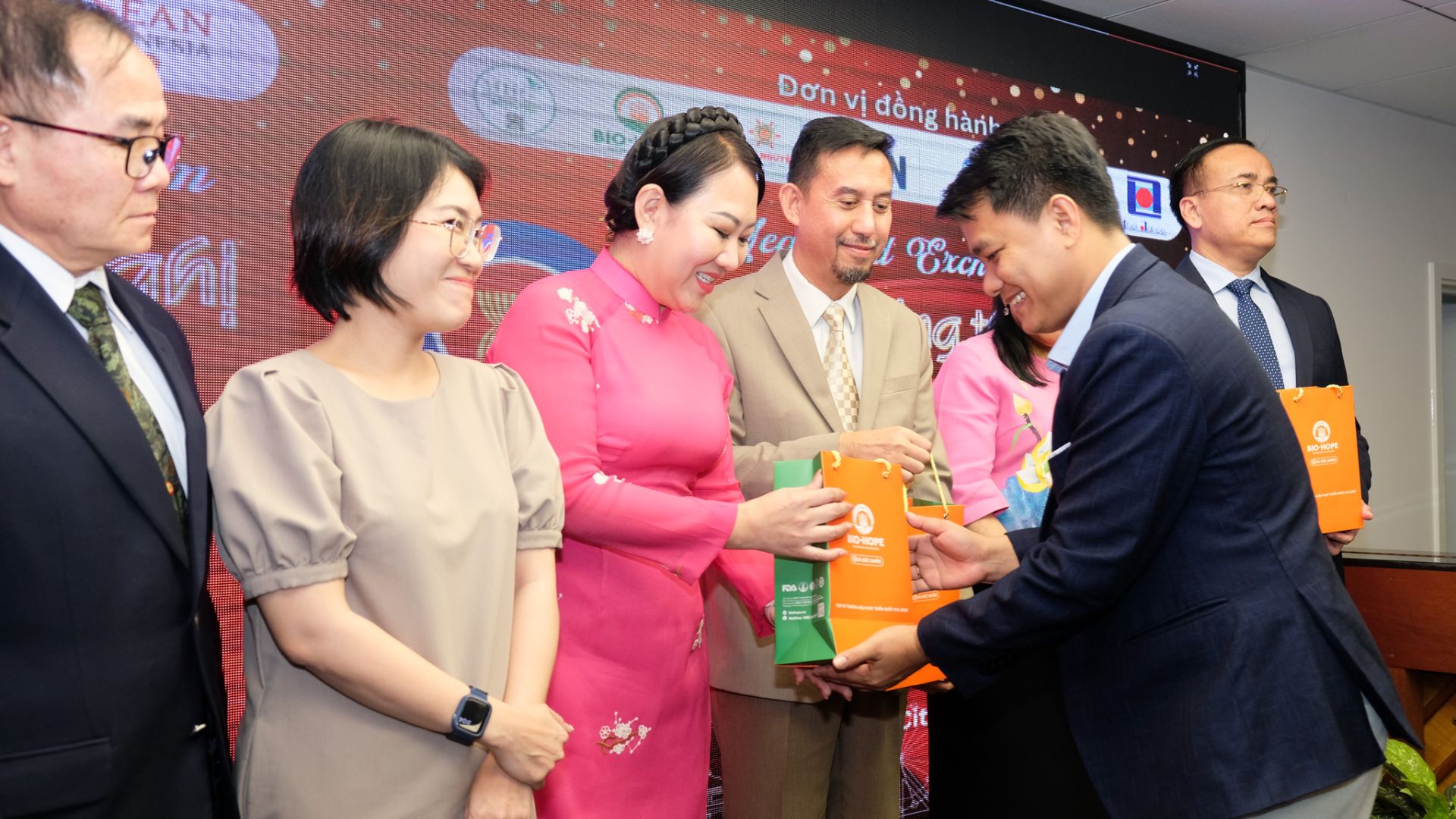 Vinh danh và động viên từ Liên hiệp các tổ chức hữu nghị TP.HCM