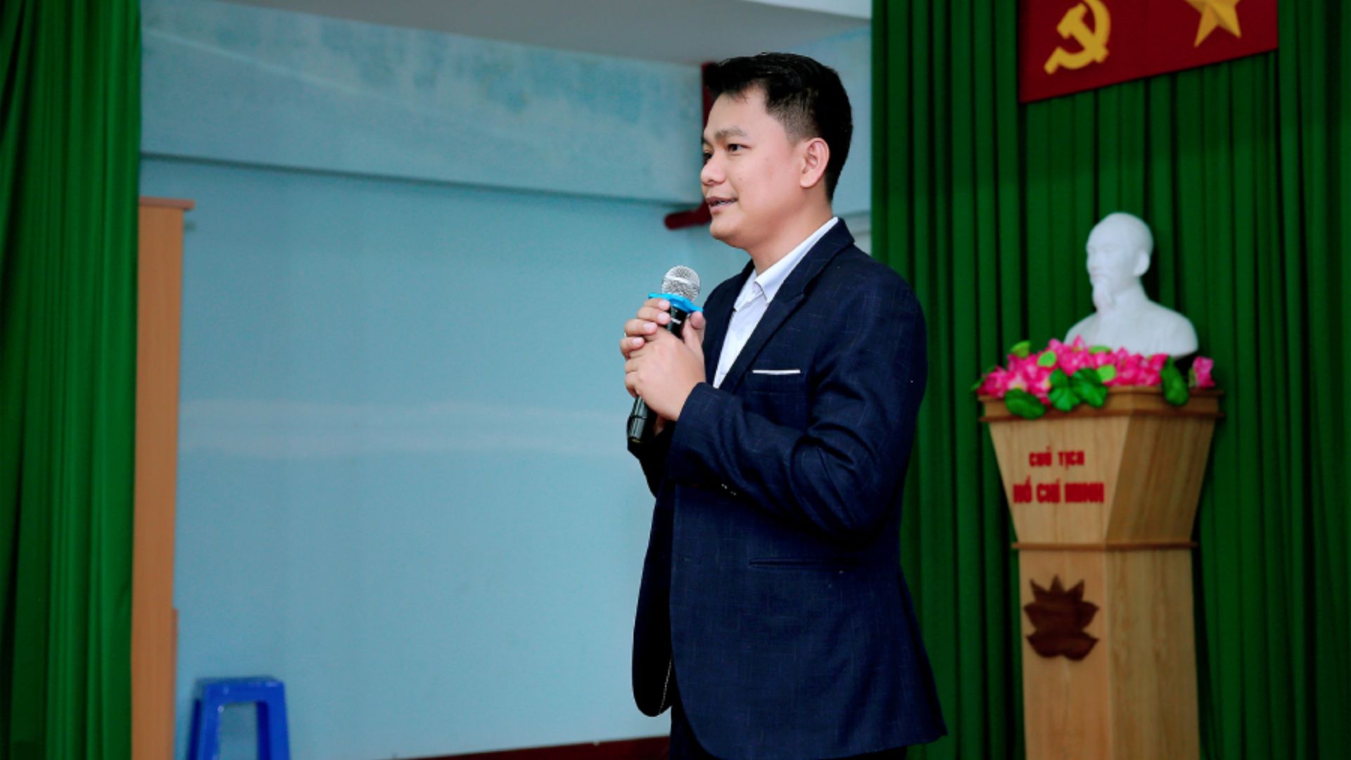 2. Tri ân đội ngũ y bác sĩ tuyến đầu