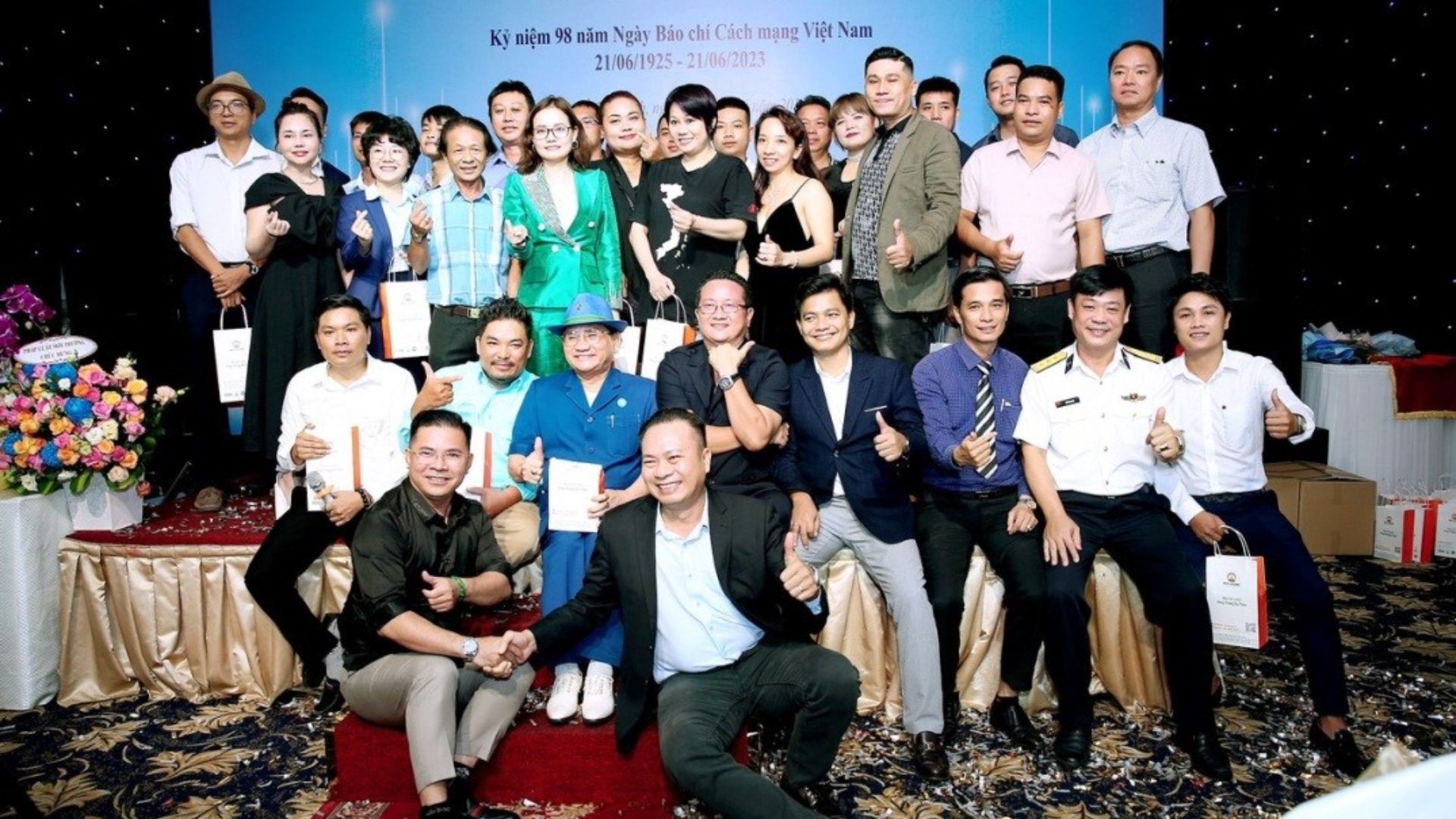 2. Tri ân và sẻ chia cùng người làm báo