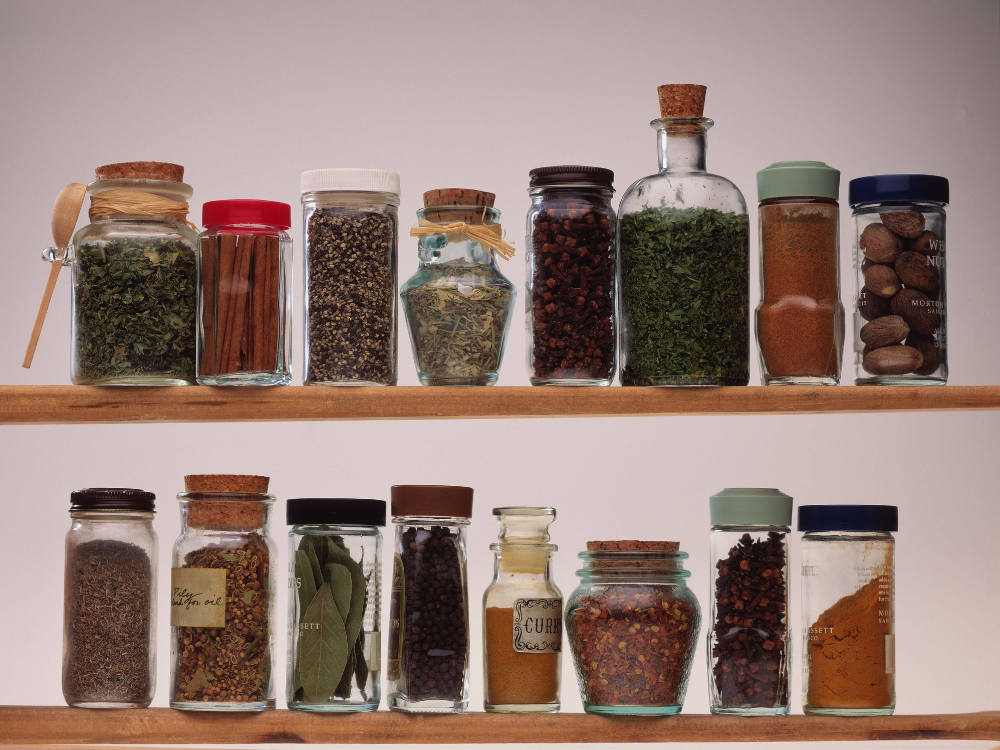 6. Kệ gia vị và lọ đựng
