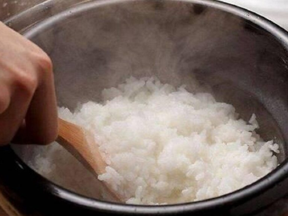 1. Cơm bị nhão – Xử lý bằng nhiệt và giấy hút