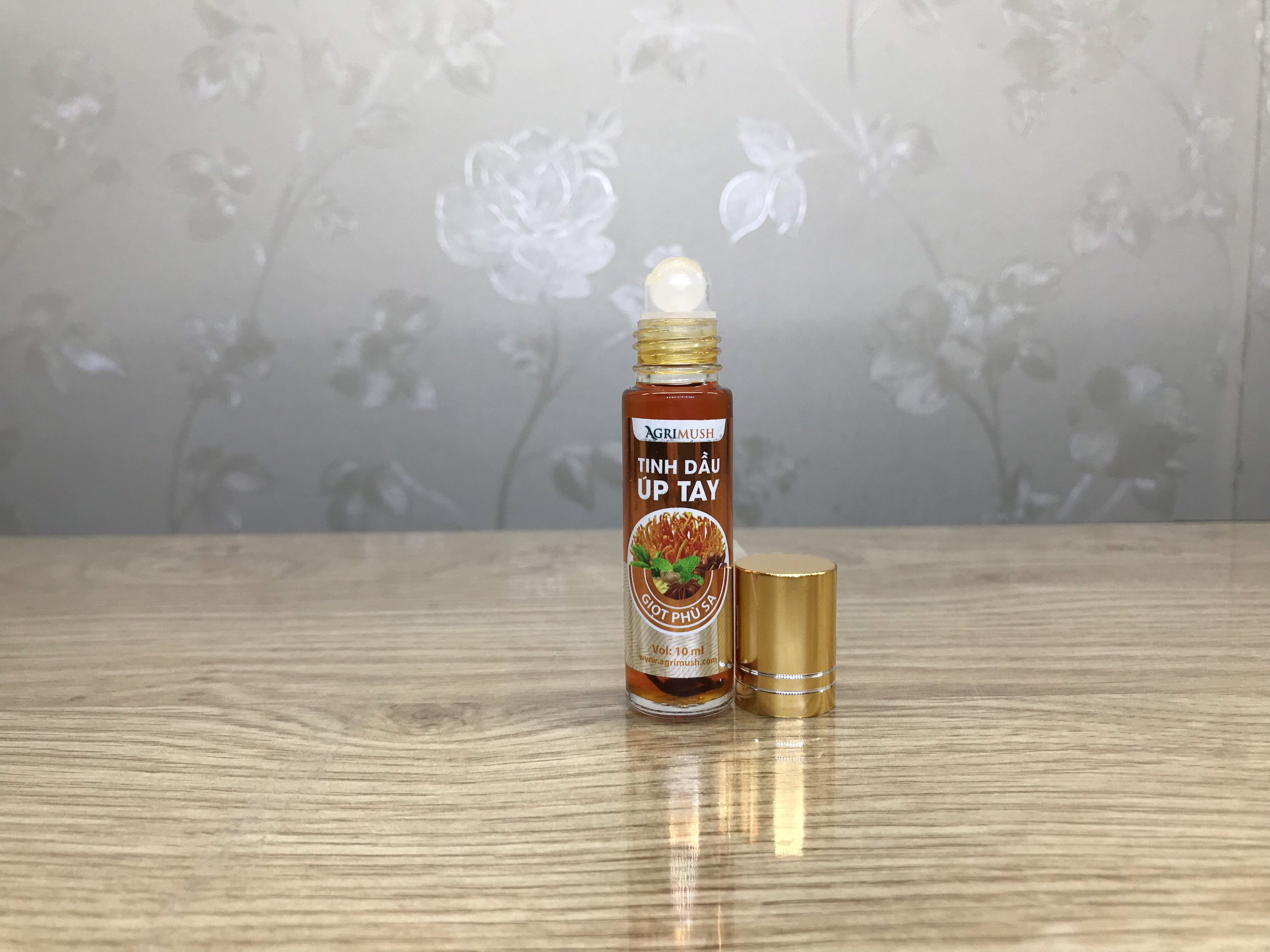 Cách dùng tinh dầu úp tay đông trùng hạ thảo