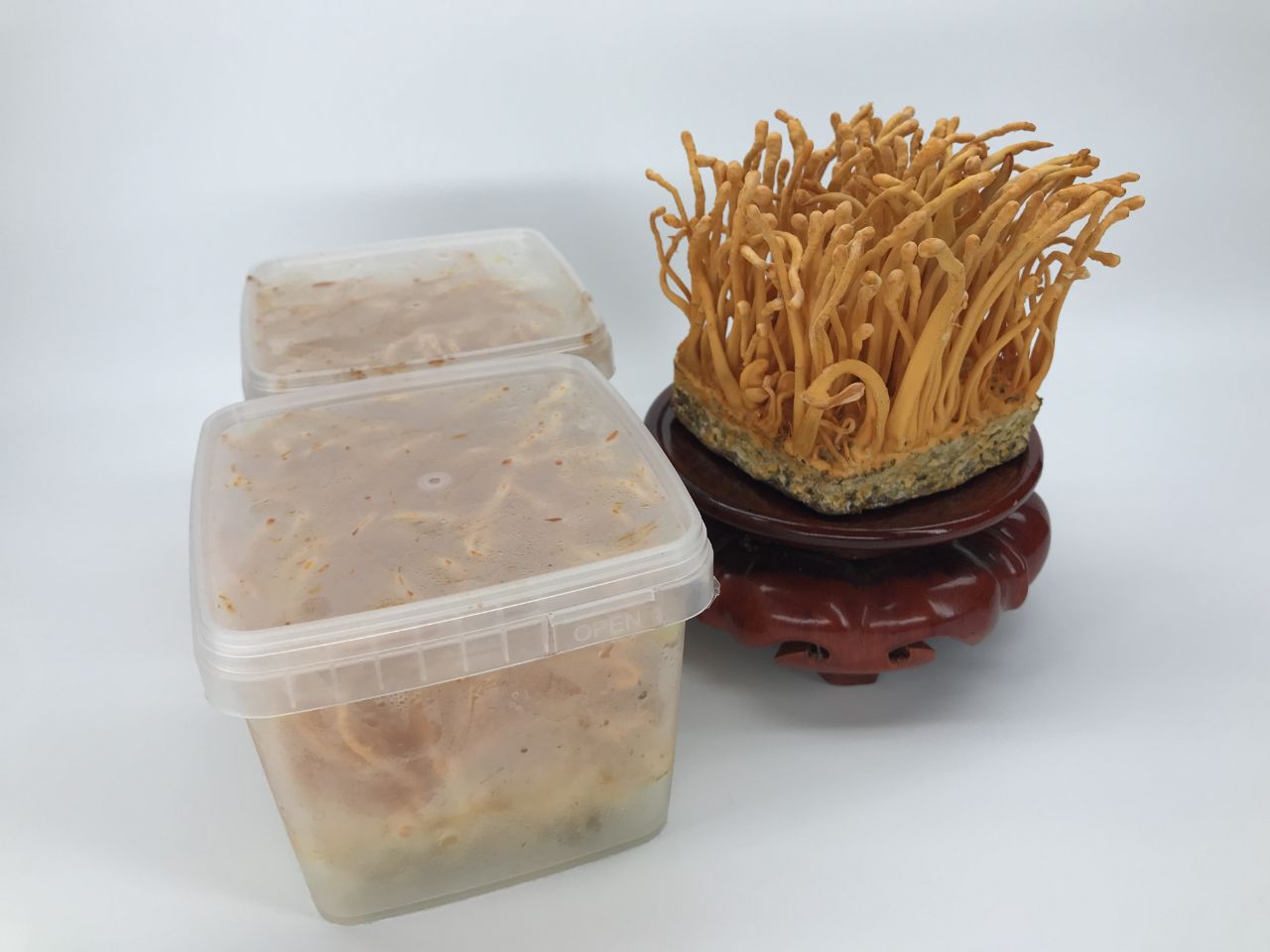 9 tác dụng tuyệt vời của yến chưng đông trùng hạ thảo