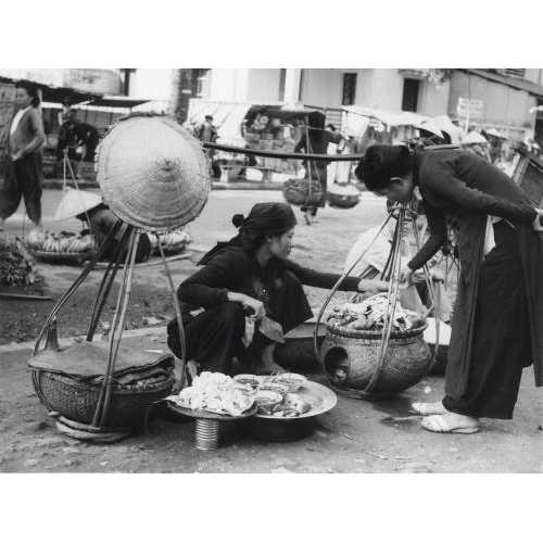 Những ngày đầu - gánh nem bên con đường đất