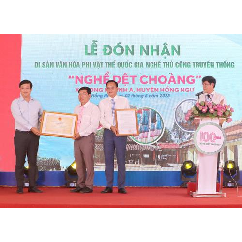 Đón nhận Di sản Văn hóa Phi vật thể Quốc gia “Nghề dệt choàng”