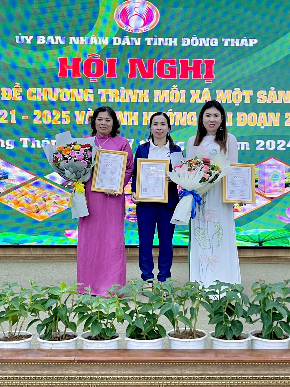 Công ty TNHH Nông Sản Song Nhi nhận chứng nhận sản phẩm OCOP 4 sao