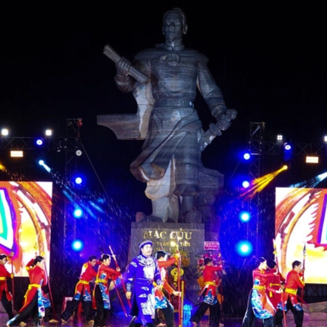 Khách đổ xô về Hà Tiên nhân kỷ niệm 290 năm ngày mất Đức khai trấn Mạc Cửu