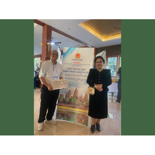 Chụp ảnh lưu niệm với đại biểu tại hội nghị