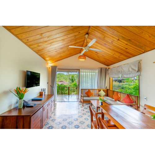 Biệt thự có 2 phòng ngủ, 1 phòng khách và ban công